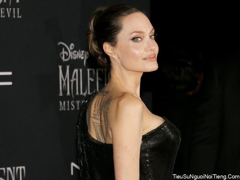 Tiểu sử Angelina Jolie
